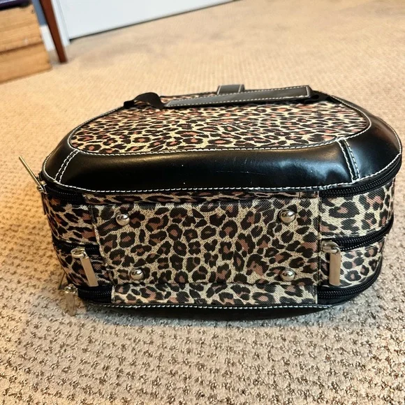 🍁 Sale! Like New! Leopard Print Round Travel Case with Multiple Compartments - Picture 3 of 11